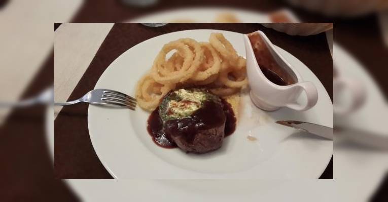 Стек из говядины с жареными кольцами лука. Оценка 4.9. Почти супер!