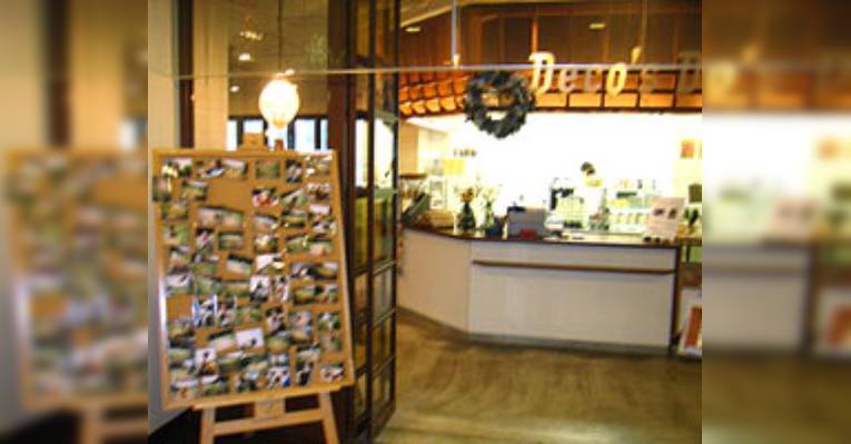 Снимок Deco's Dog Cafe, Ота