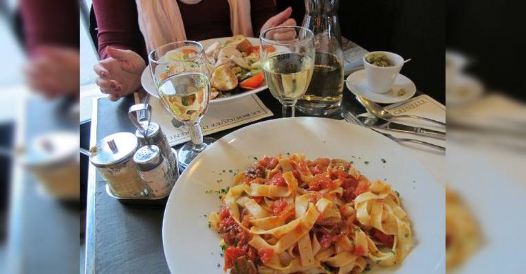 Паста болоньеза и салат куриный, все супер