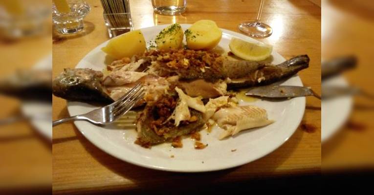 Форель с чесноком и луком