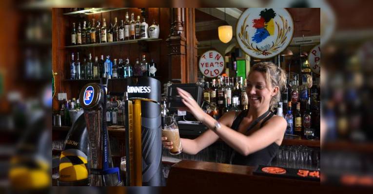 Нам наливают известное ирландское пиво Guinness