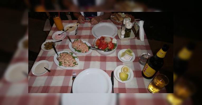 Греческий салат + салат из морепродуктов + 3 соуса (для греческого салата, соус с икрой и еще од