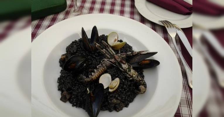 ризотто с морепродуктами и чернилами каракатицы