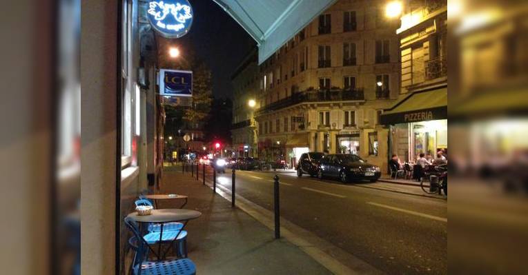 вид от столиков на улице, собственно, это и есть rue de Martyrs