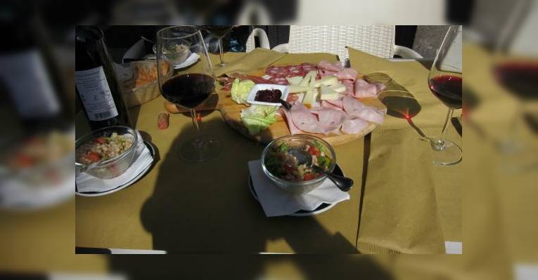 Вино и закуска