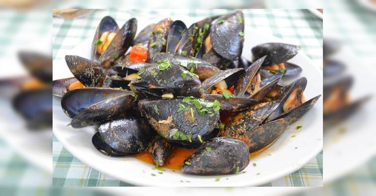 Мидии тушеные в вине с томатами Cozze in umido al vino con pomodori