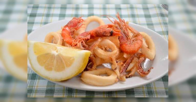 Fritto di gamberi e calamari Жареные креветки и кальмар
