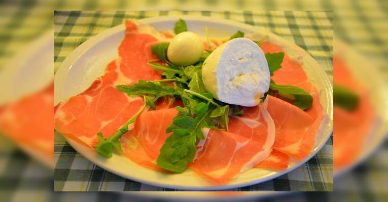 Prosciutto con mozzarella Ветчина с моцареллой и рукколой