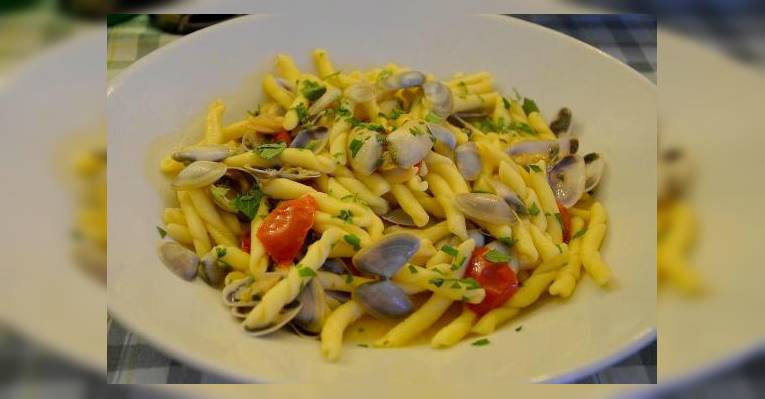 Fusilli con piccole vongole Фузилли с маленькими вонголе
