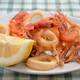 Fritto di gamberi e calamari Жареные креветки и кальмар