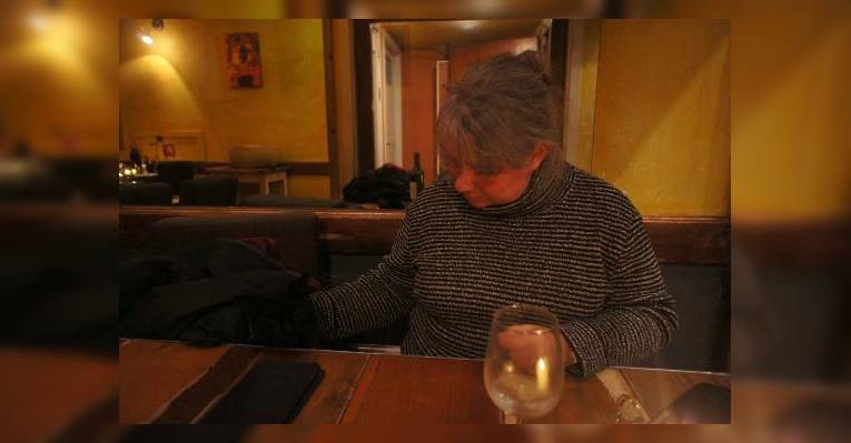 слева на заднем плане видна огромная головка сыра ,с помощью которой и делают фирменные спагетти