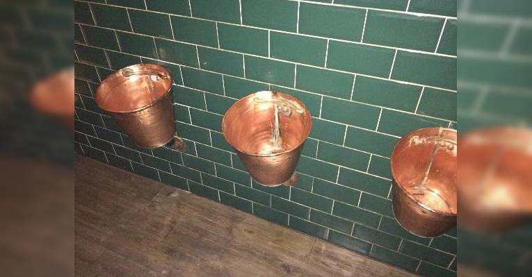 в уборной