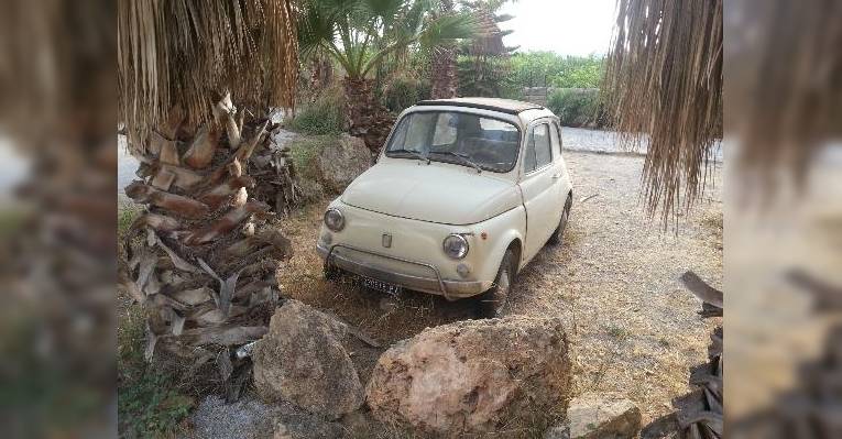 Классический FIAT 500 на парковке ресторана