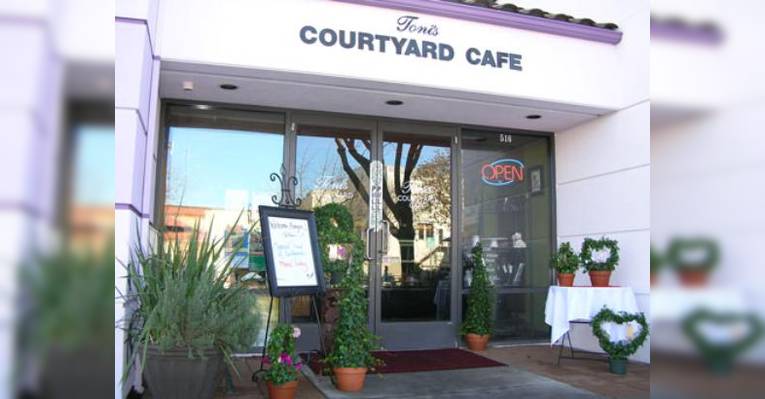 Снимок Toni's Courtyard Cafe, Мерсед