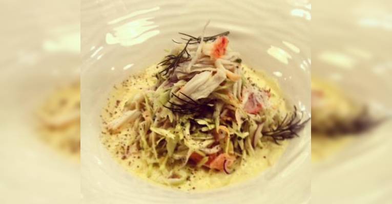 Салат из капусты с крабом и кукурузным муссом