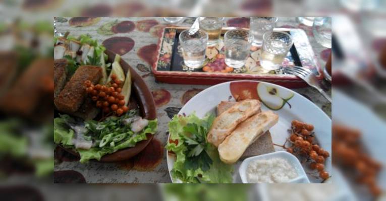 Жареные огурцы, настойки и закуски под них.