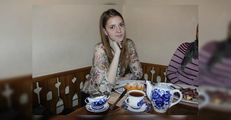Пирог с яблоками, оказался гигантский и очень нежный....