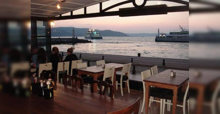 Изображение Cafe du Port at the Hotel Limani, Чанаккале