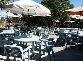 Mia & Pia's Pizzeria & Brewhouse