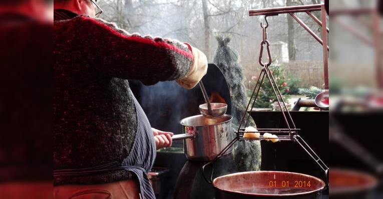 И пунша пламень голубой