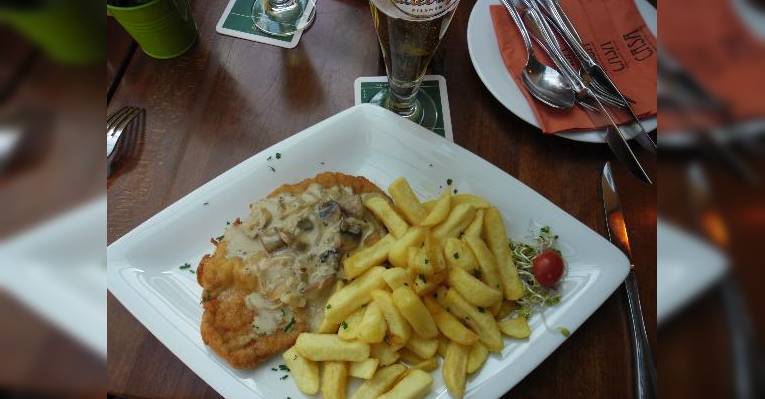 Свиной шницель с картошкой фри