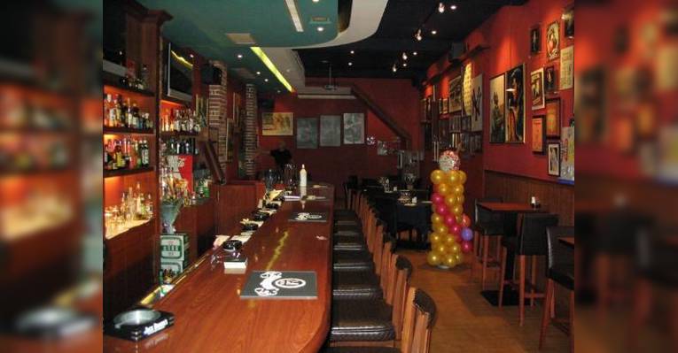 Снимок Bottoms Up Saloon, Гаосюн