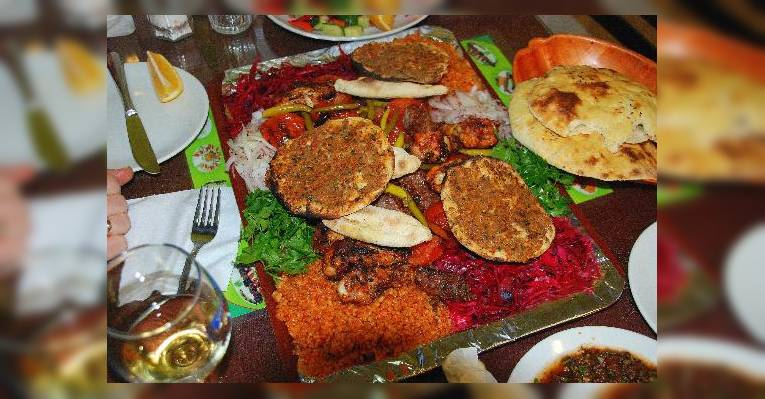 Блюдо ассорти, несколько видов мяса, очень вкусно!