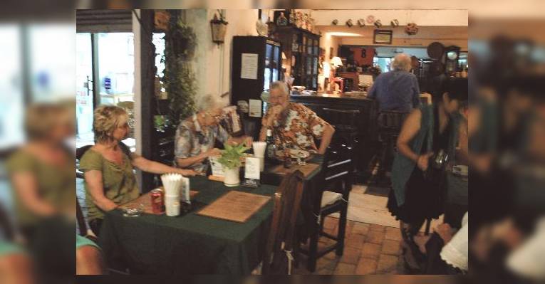 Снимок Writers Club & Wine Bar, Чиангмай