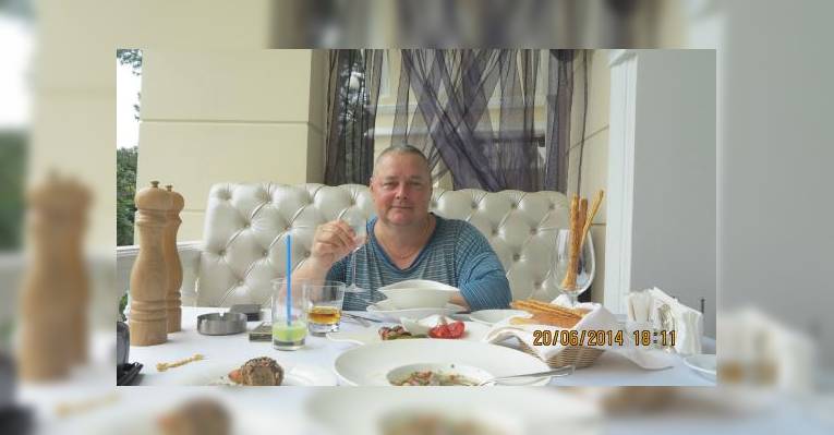 К ухе - рюмка водки.