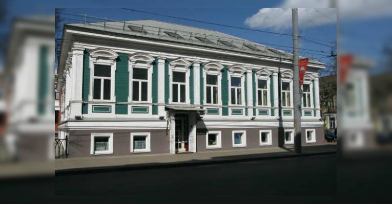 Здание ресторанного комплекса. Вход с улицы Крестовая