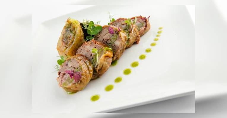 Попьетте из телятины с соусом из лесных грибов и копченным картофелем