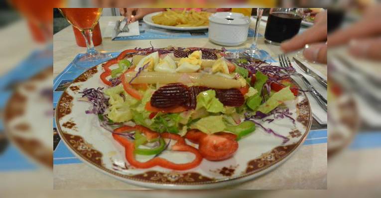 салат (в меню - микст салат)
