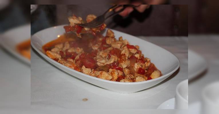 Помимо мяса подается еще гарнир - рис и овощи

