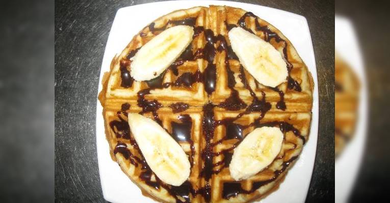 Belgian waffles with chocolate and banana. Бельгийские вафли с шоколадом и бананом