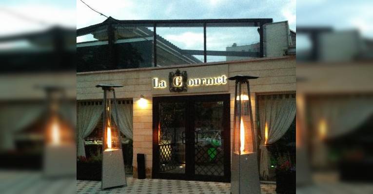 Дворик с фонтаном и раздвижной крышей
