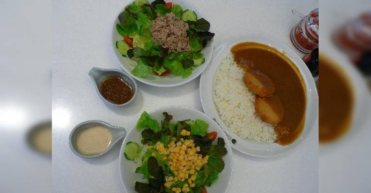 салат с тунцом, салат с кукурузой, карри с котлетами из лосося