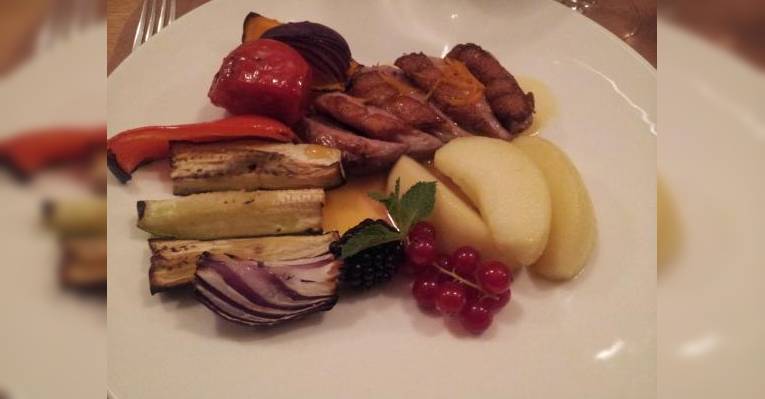 утиная грудка с яблоками в апельсиновом соусе!