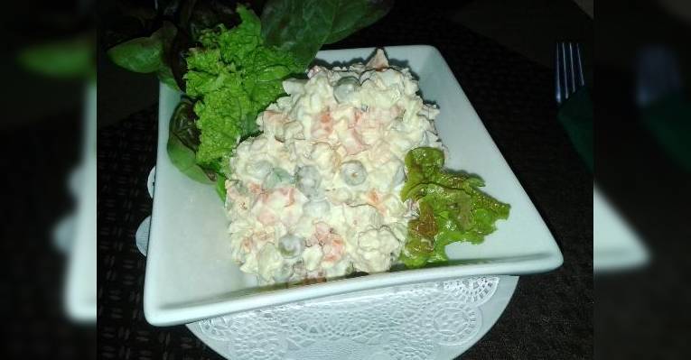 Оливье - вкусно. Огромная порция!