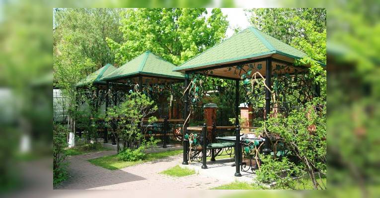 Летние беседки у фонтана