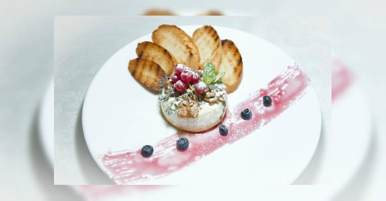 Камамбер, запеченный с медом, тимьяном и грецкими орехами. 390р.Подается с ягодным соусом и грен