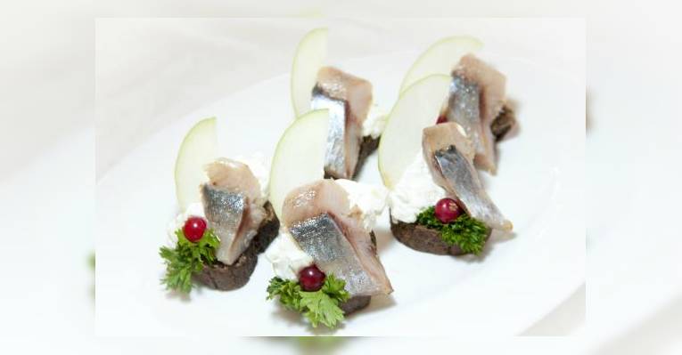 Кростини с творожным сыром, зеленым яблоком и сельдью. 260руб.