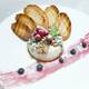 Камамбер, запеченный с медом, тимьяном и грецкими орехами. 390р.Подается с ягодным соусом и грен