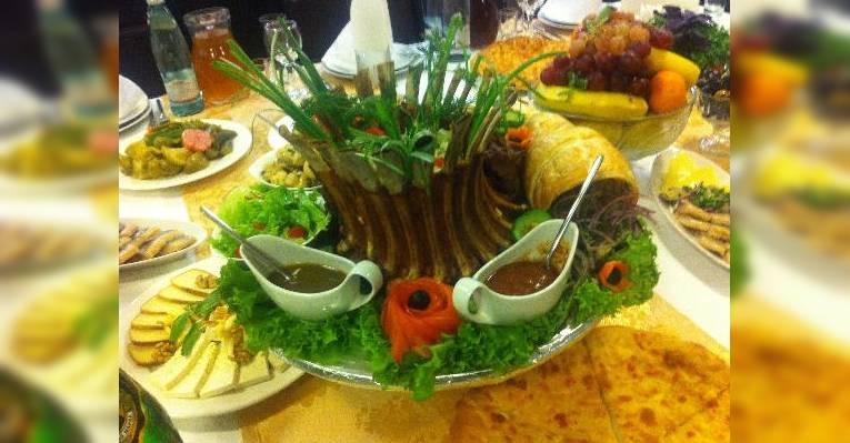 Фирменная корона Шалахо... Ребрышки, шашлык из мякоти, фирменные грузинские соусы и рулет из сло
