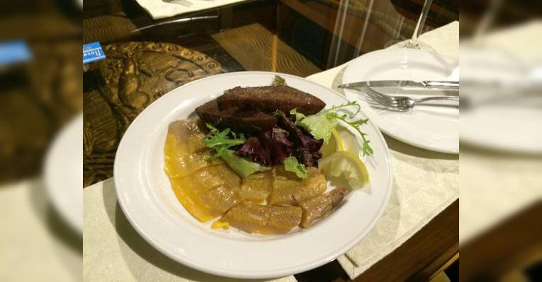 Слегка подсоленная стерлядь на тостах. Обалденный вкус!