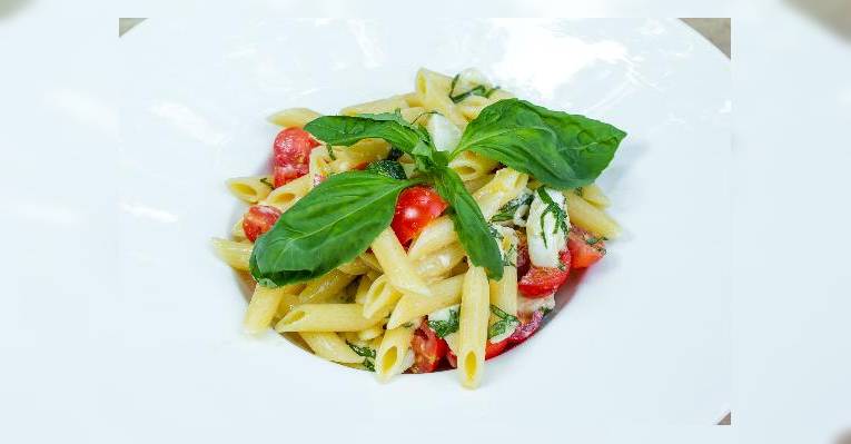 Pasta alla checca.  Холодная паста/моцарелла буффало/базилик/помидоры черри.