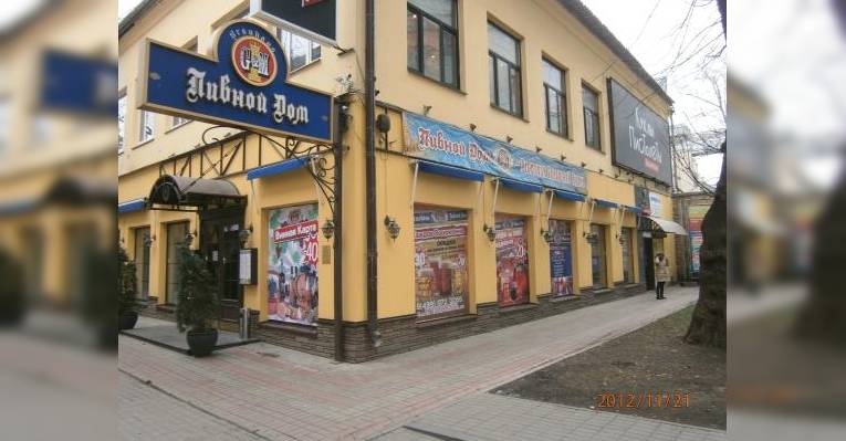 В этом здании на 1 этаже ресторан