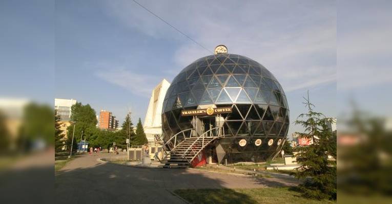 вот такой глобус в 3 этажа