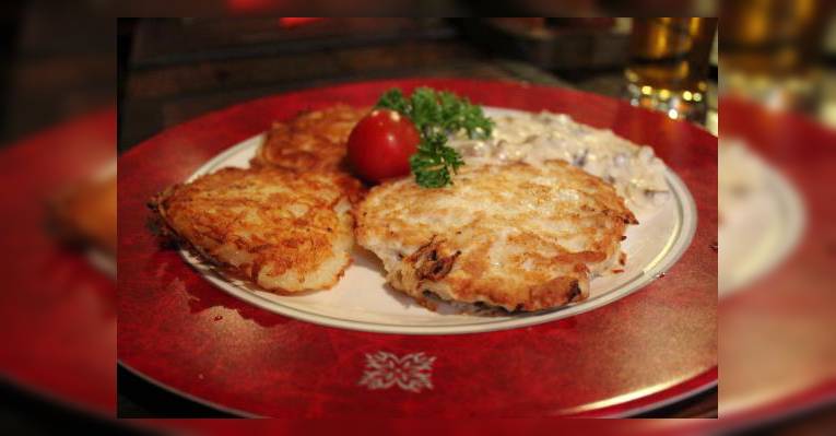 котлета из индейки с картофельными дранниками и жульеном из лисичек