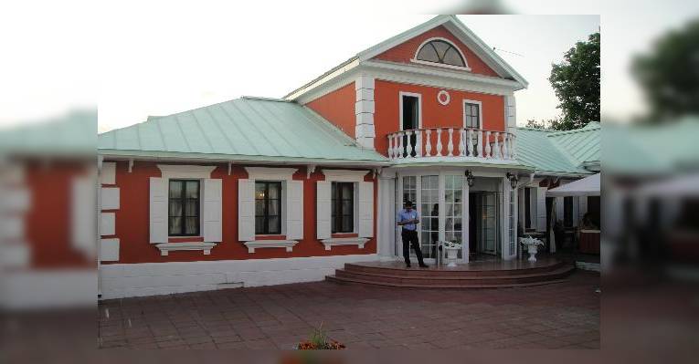 Вид ресторана из парка