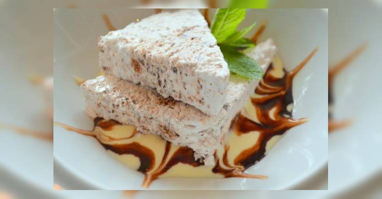 Миндальный семифреддо с шоколадной крошкой
